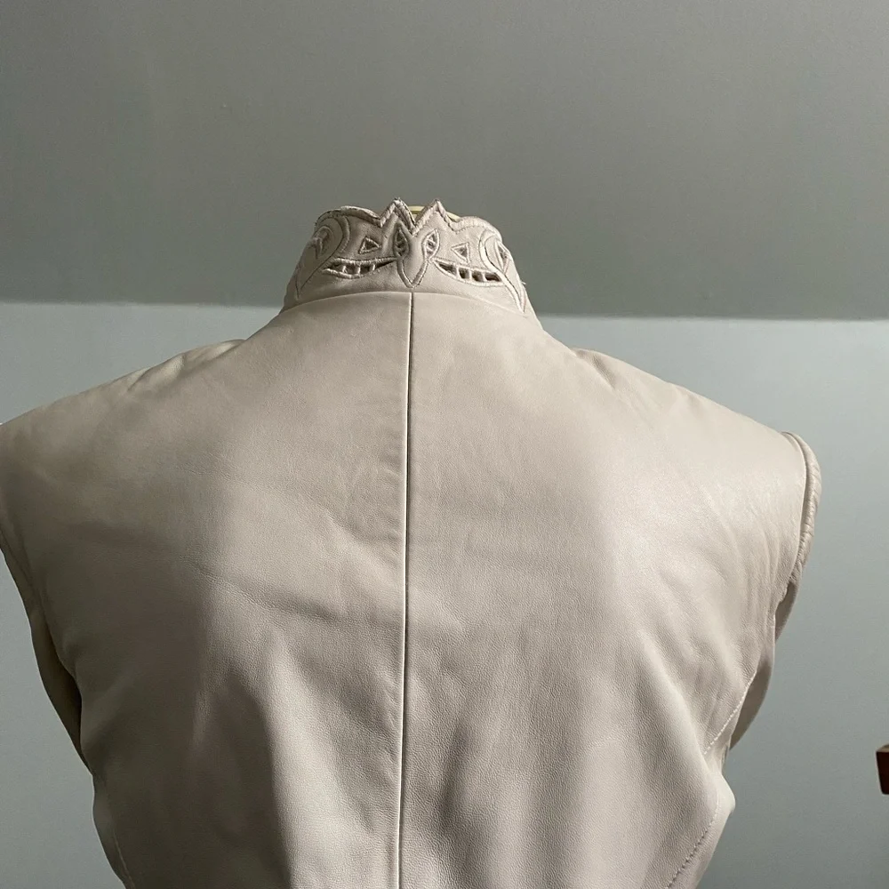 Lillie Rubin White Leather Jacket with Intricate Details size 6 pristine